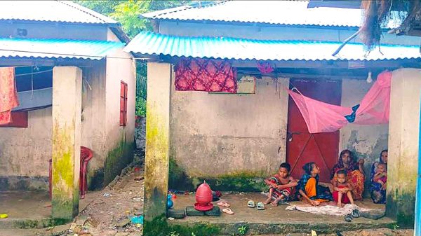 নোয়াখালীতে সুদের টাকা দিতে না পারায় বসত ঘরে তালা, বারান্দায় বসবাস