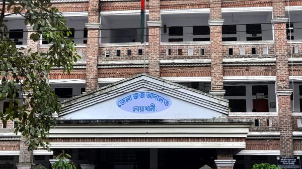 নোয়াখালীতে আদালতের ভবন থেকে লাফ দিলো আসামি